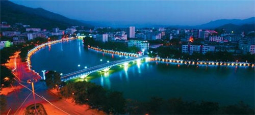 人民日报新媒体何为青年视频（人民日报新媒体的少年）